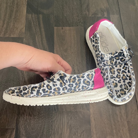Hey Dude Wendy Youth Cheetah Slip On Shoes Sz Y2 EUC - Picture 8 of 13